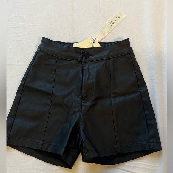 Black Faux Leather Shorts XS - Picture 4 of 7